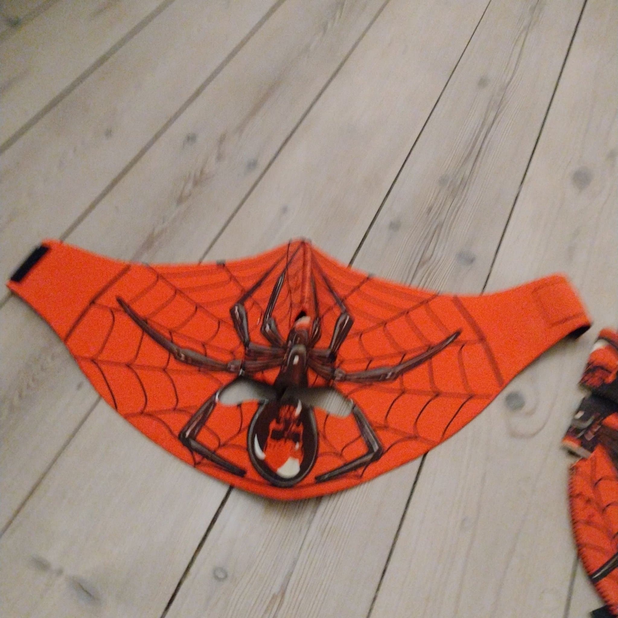 Hot Leathers ansiktsmask skotermask spindelman