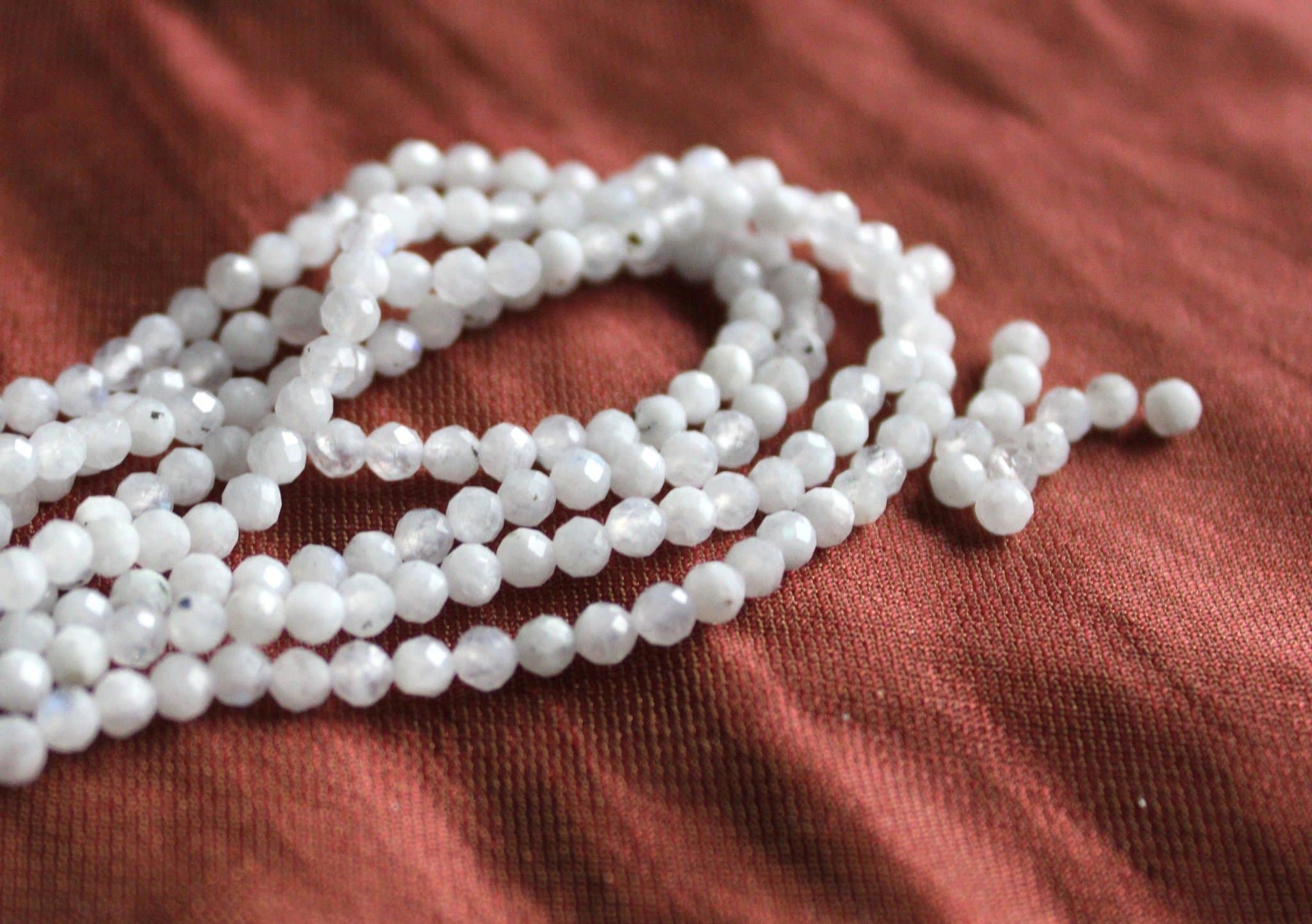 1 sträng Månsten 3mm faseterade