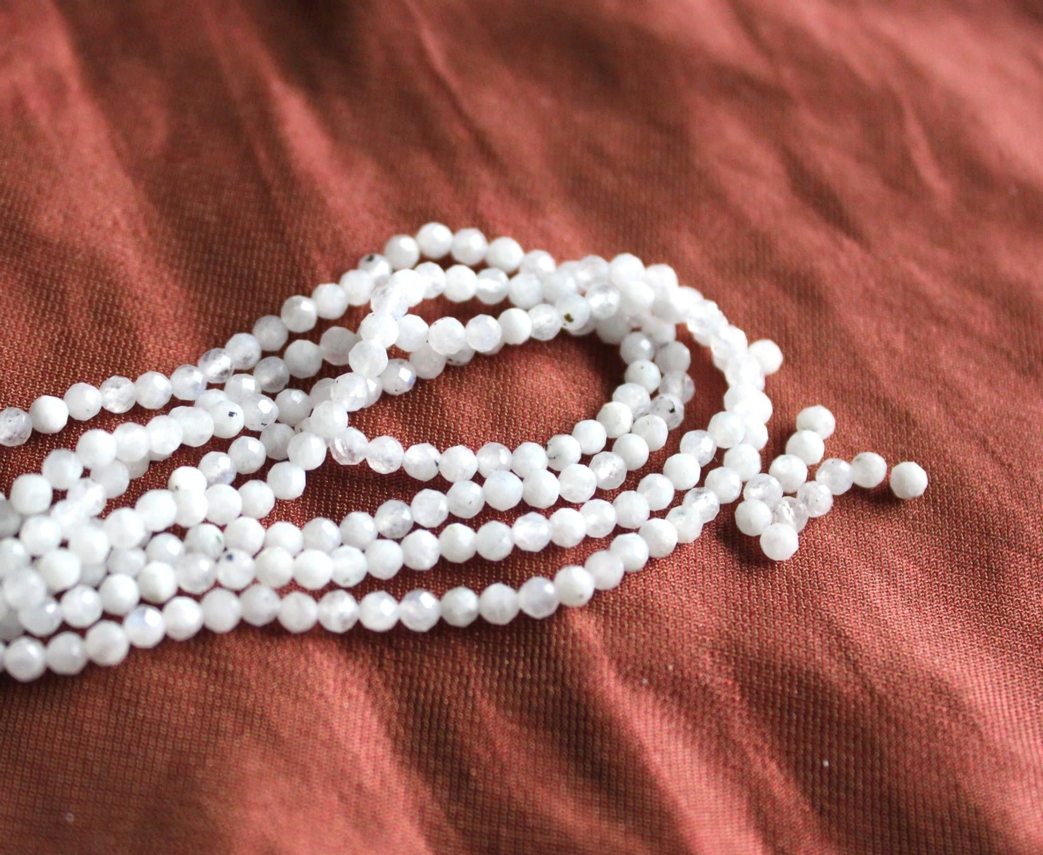 1 sträng Månsten 3mm faseterade