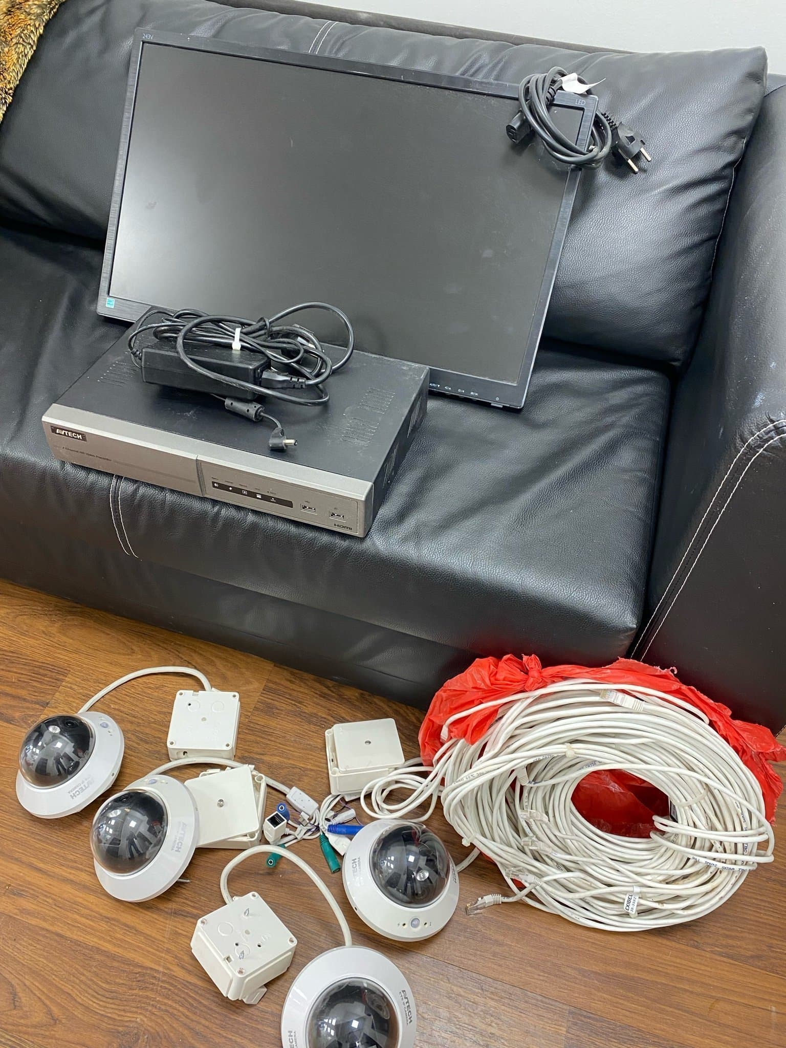 4x IP-kameror + NVR + skärm – komplett övervakningssystem