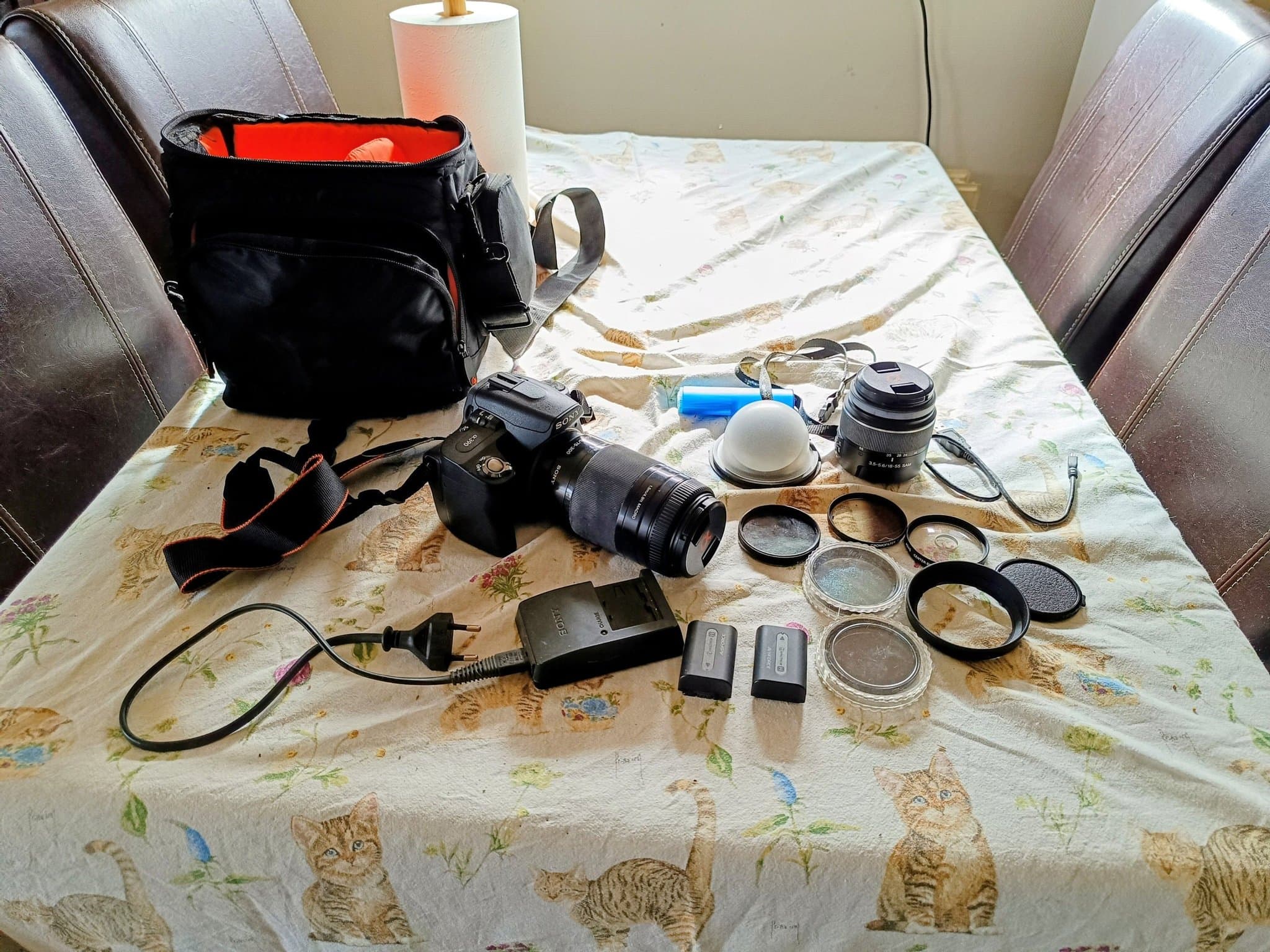 Sony Alpha DSLR-kamera med två objektiv och filter