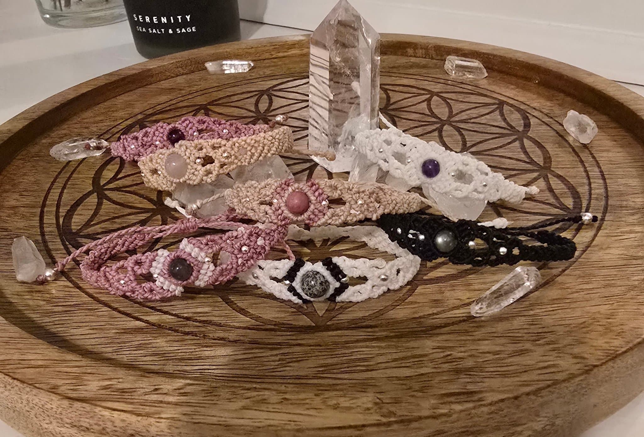 Armband med Kristaller - Handgjorda med makrame