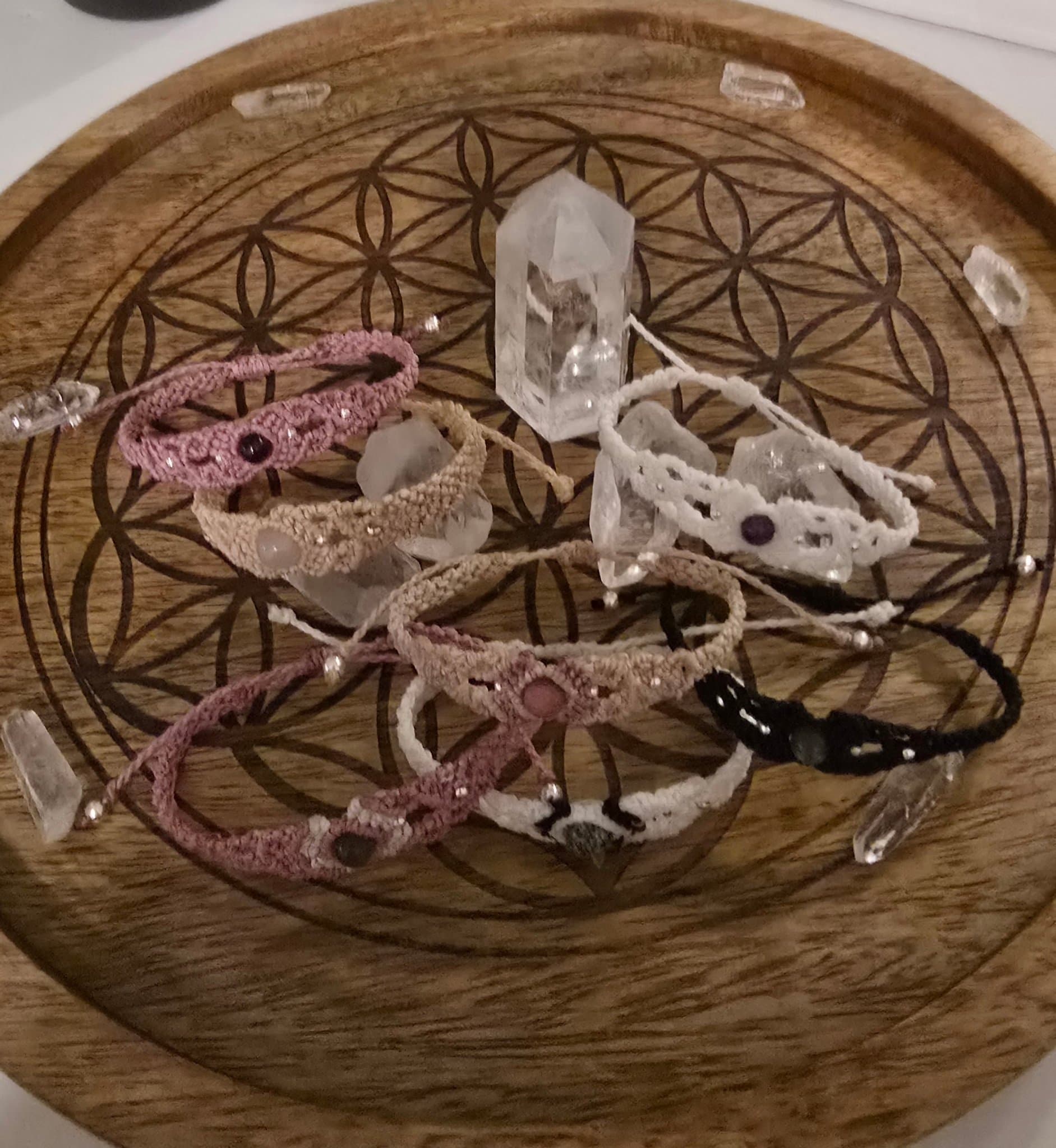 Armband med Kristaller - Handgjorda med makrame