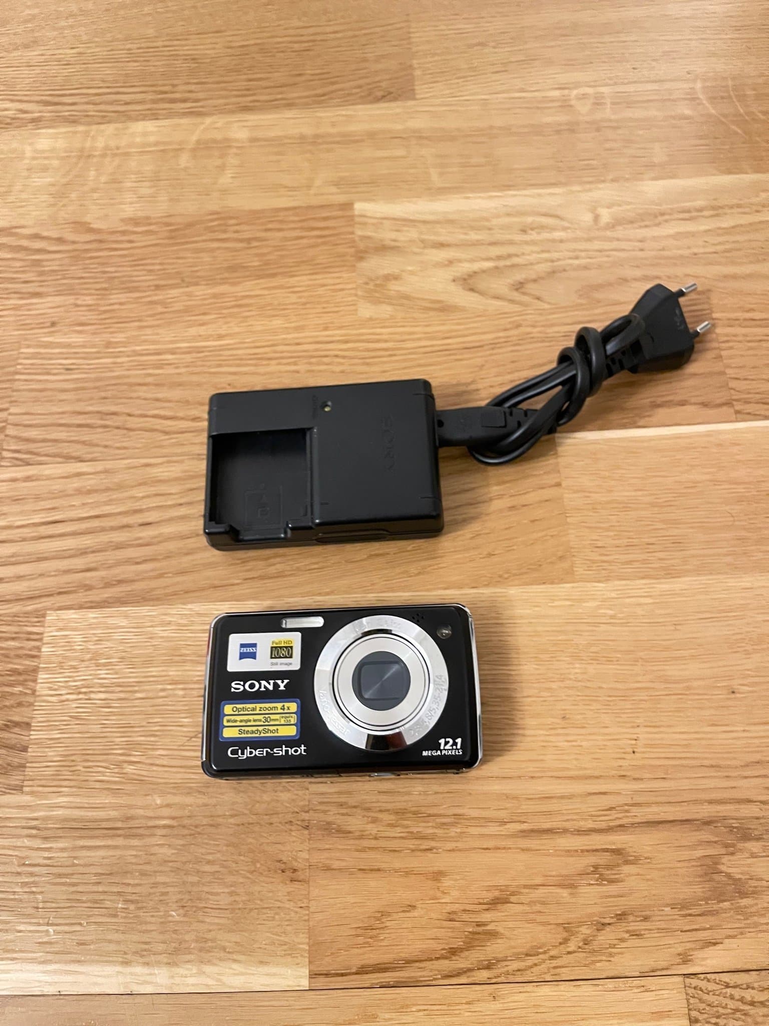 Sony CyberShot DSC-W210 (12.1MP 4x Zoom)