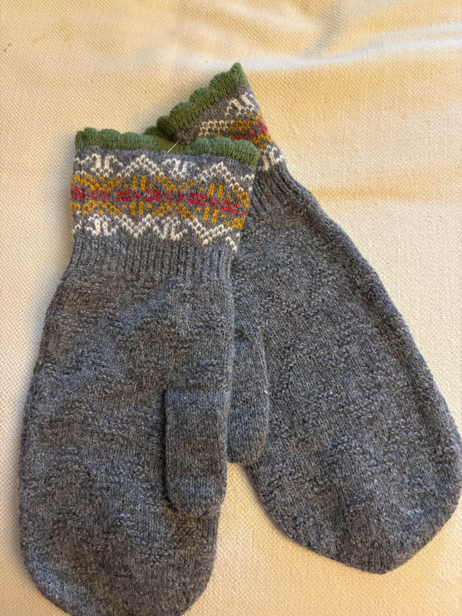 Gudrun Sjödén vantar Mora. Nya med lapp!