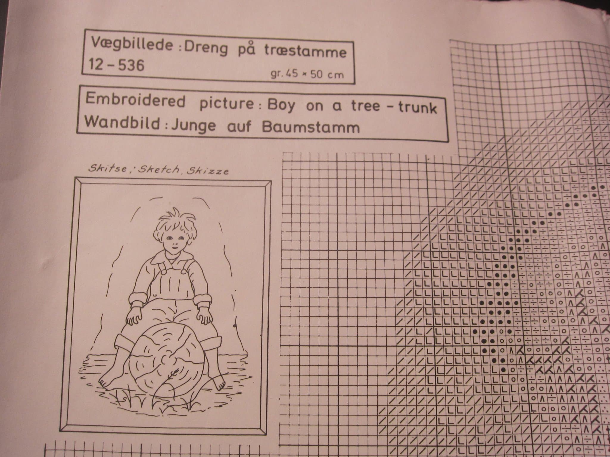 Broderimönster med pojke på stock från Eva Rosenstrand / Clara Wäver - påbörjad