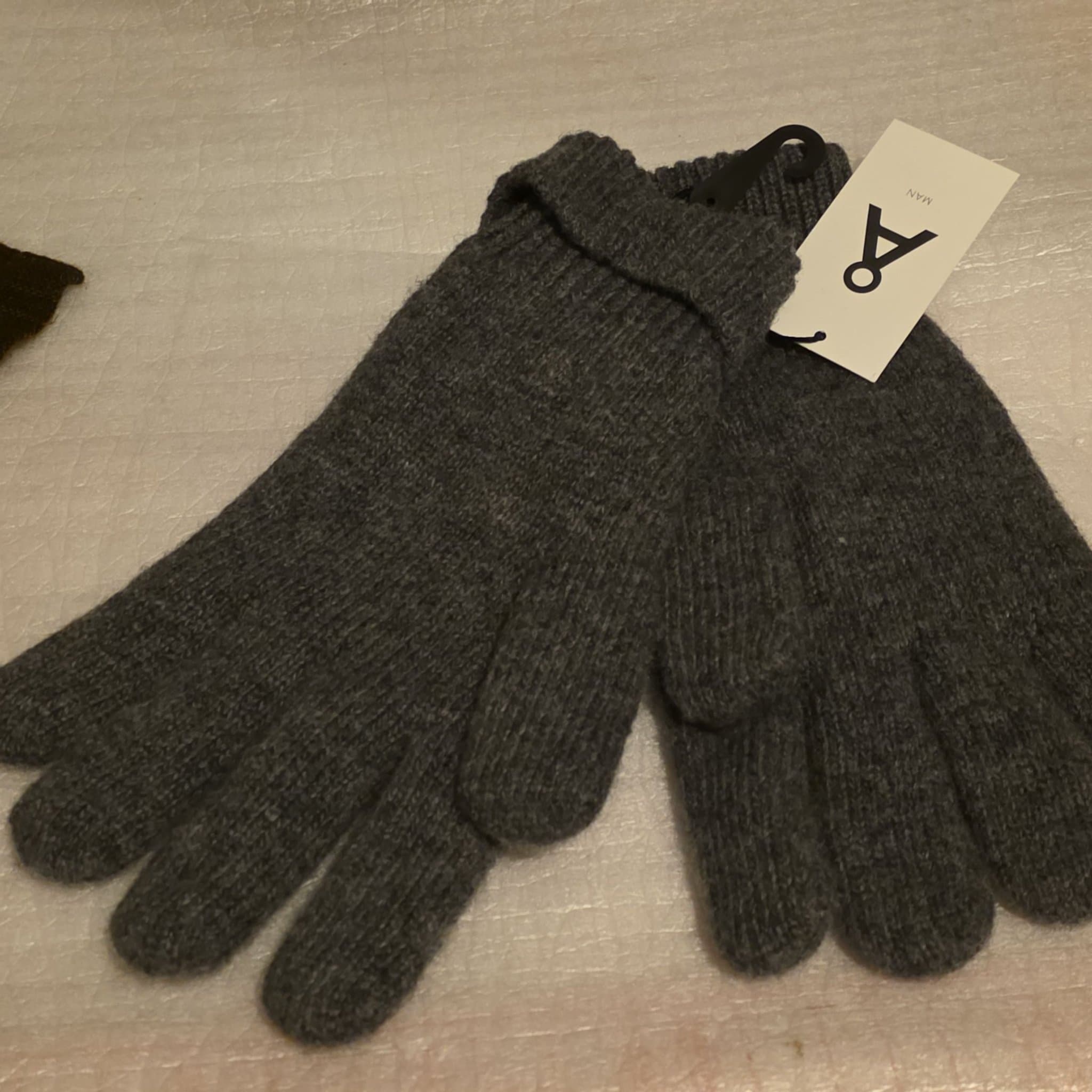 Nya från Åhléns Accessories Gråa Stickade Handskar Strl ONE SIZE