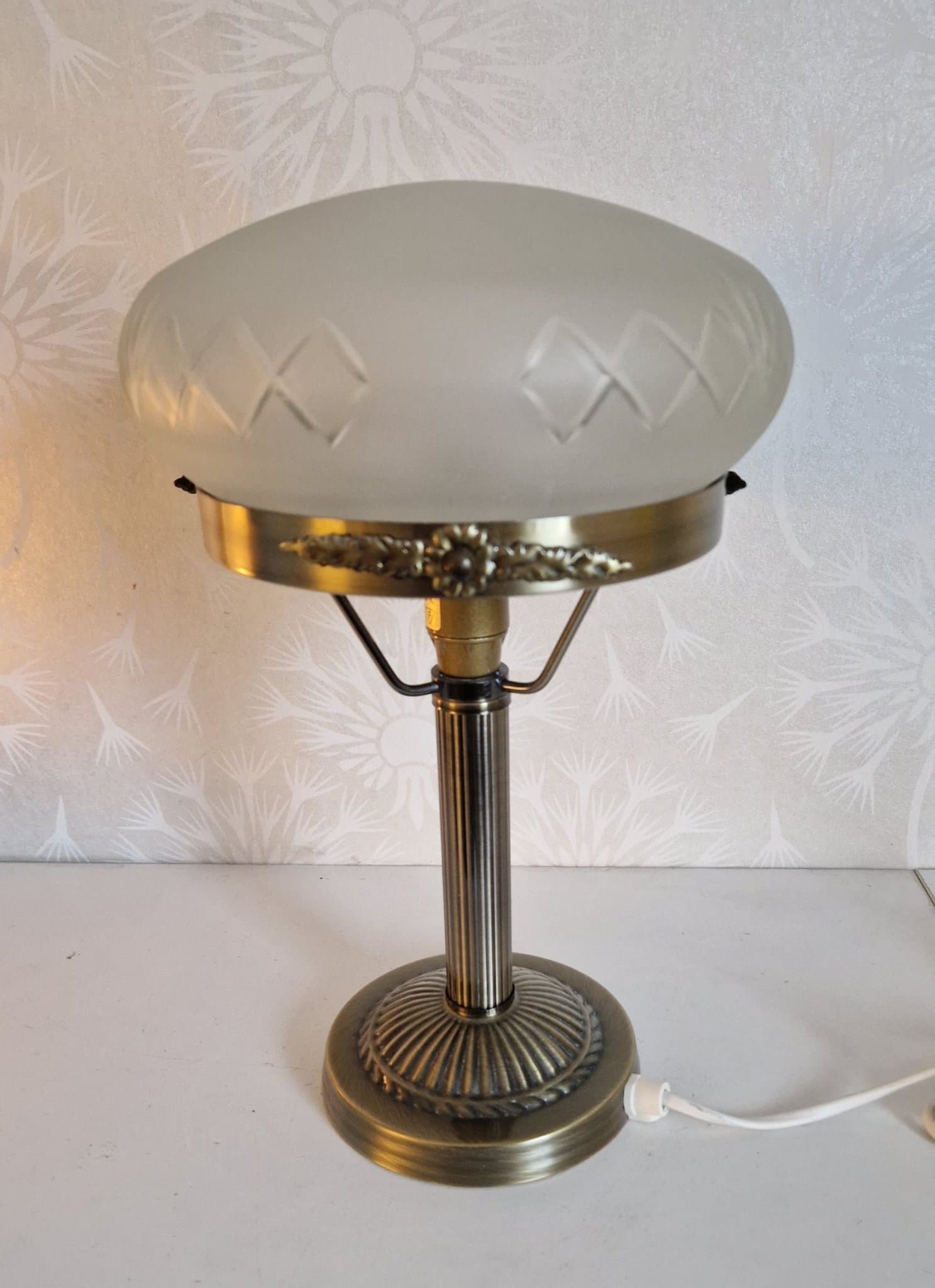 Bordslampa/ Strindbergslampa i mässing med frostat glas