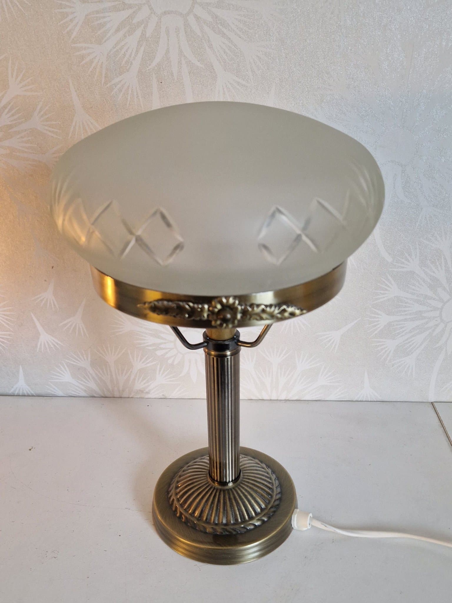 Bordslampa/ Strindbergslampa i mässing med frostat glas