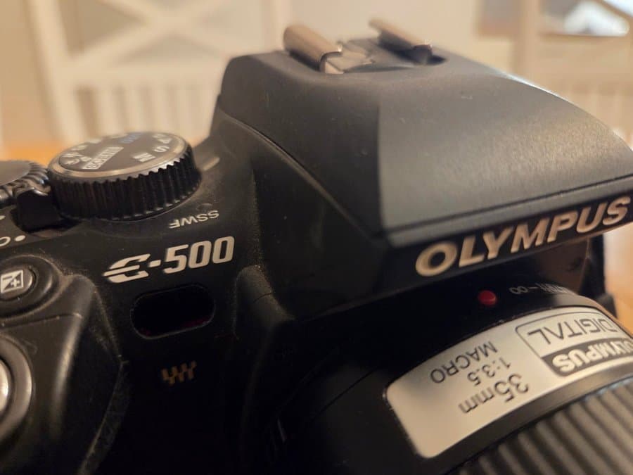 Olympus E-500 Systemkamera med 14-45mm objektiv och laddare