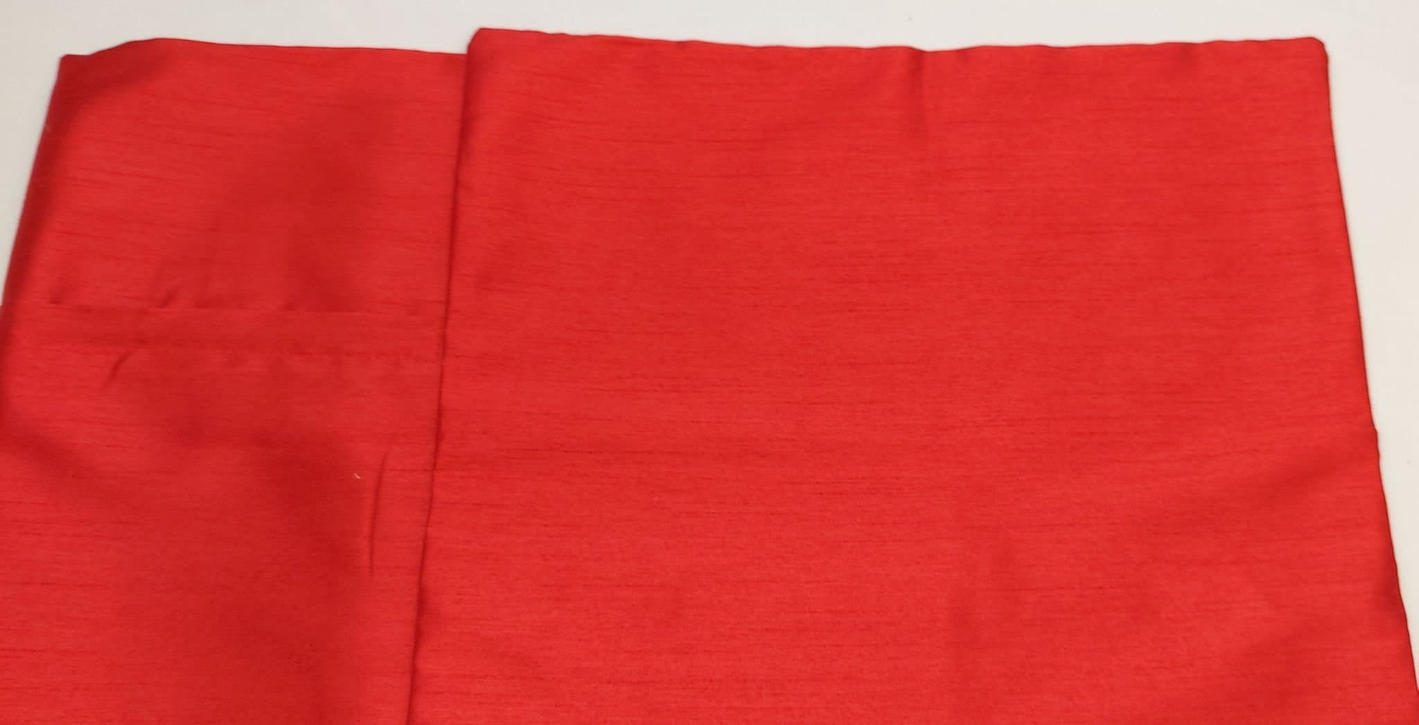 2 st RÖDA KUDD ÖVERDRAG MED BLIXTLÅS 40 x 40 cm