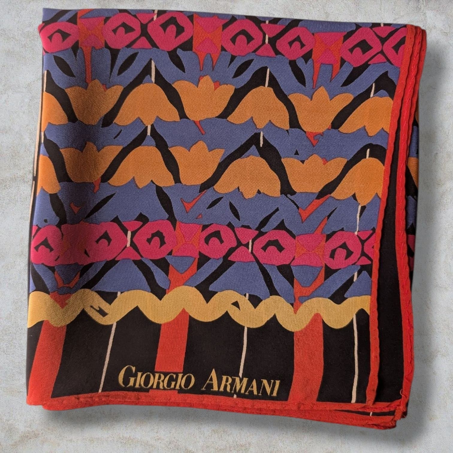Vintage Giorgio Armani Silkessjal - Röd/SvartGul