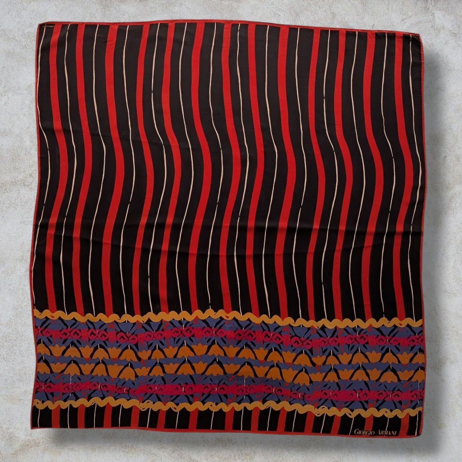 Vintage Giorgio Armani Silkessjal - Röd/SvartGul
