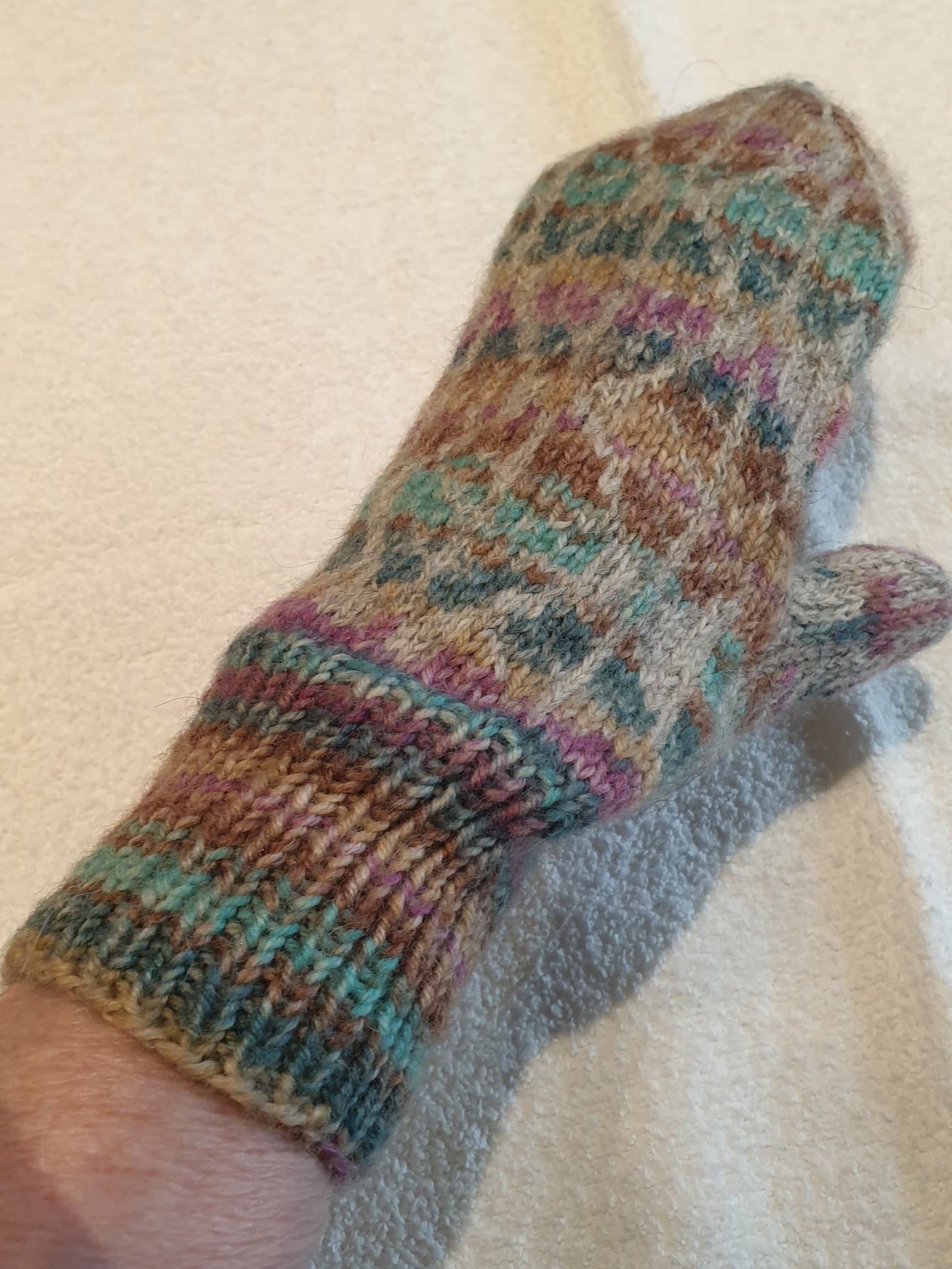 Handstickade vantar i vackert mönster