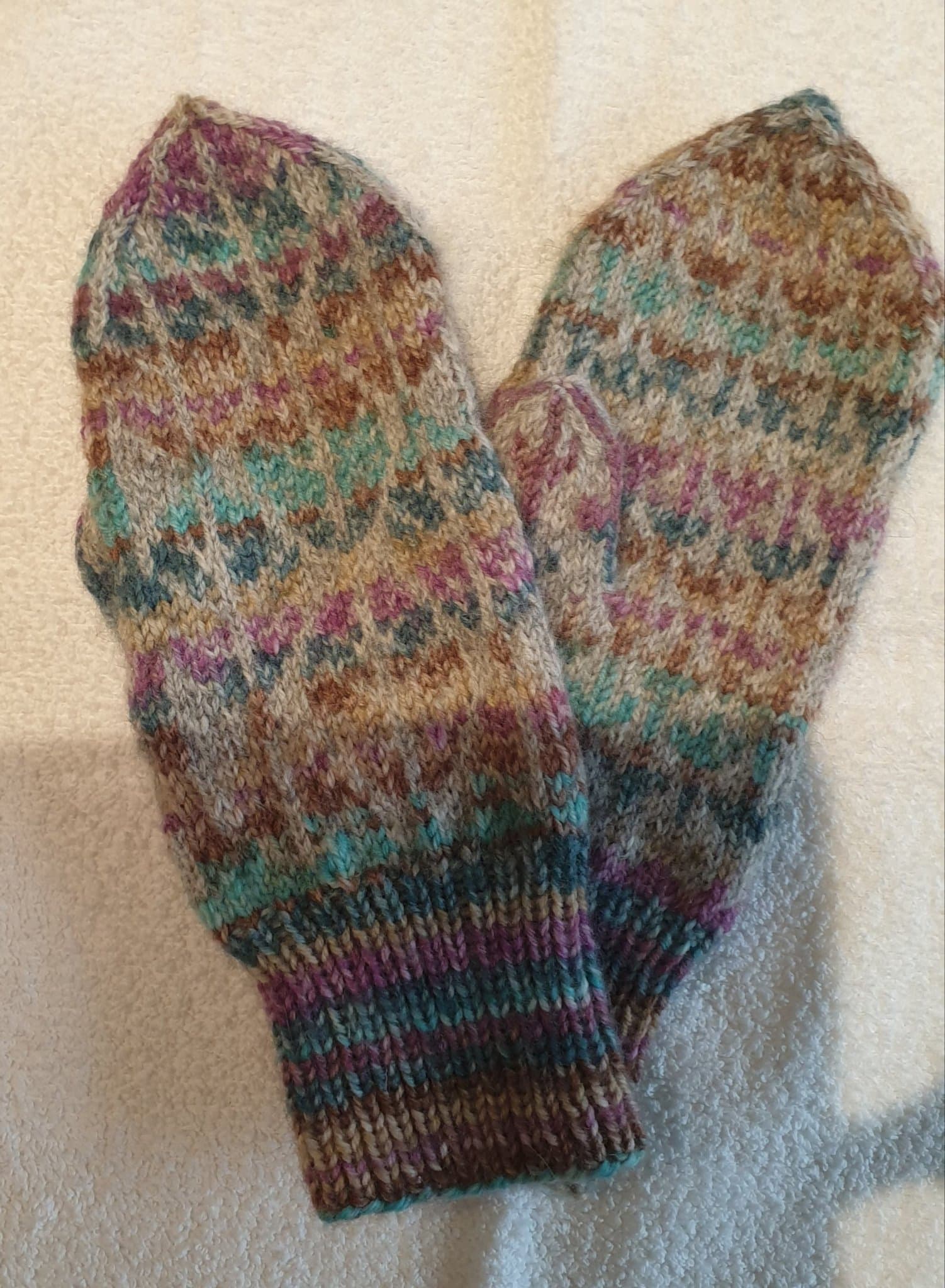 Handstickade vantar i vackert mönster