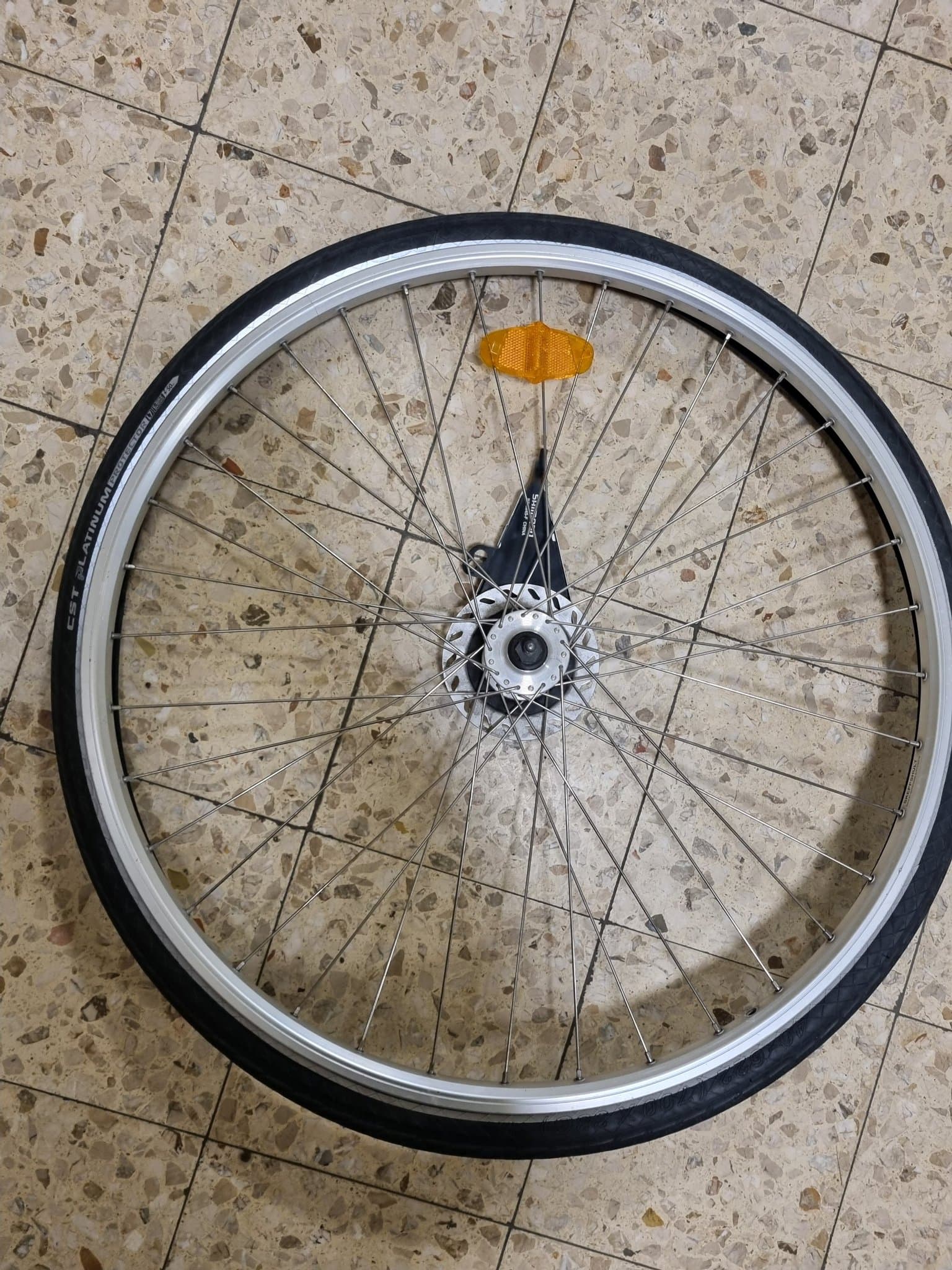 Cykelhjul med däck och Shimano Inter M broms