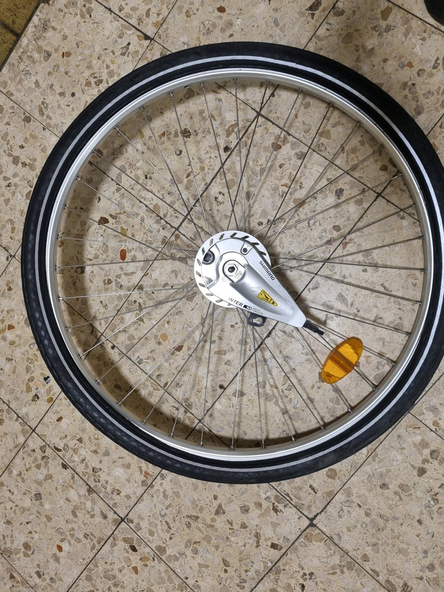 Cykelhjul med däck och Shimano Inter M broms