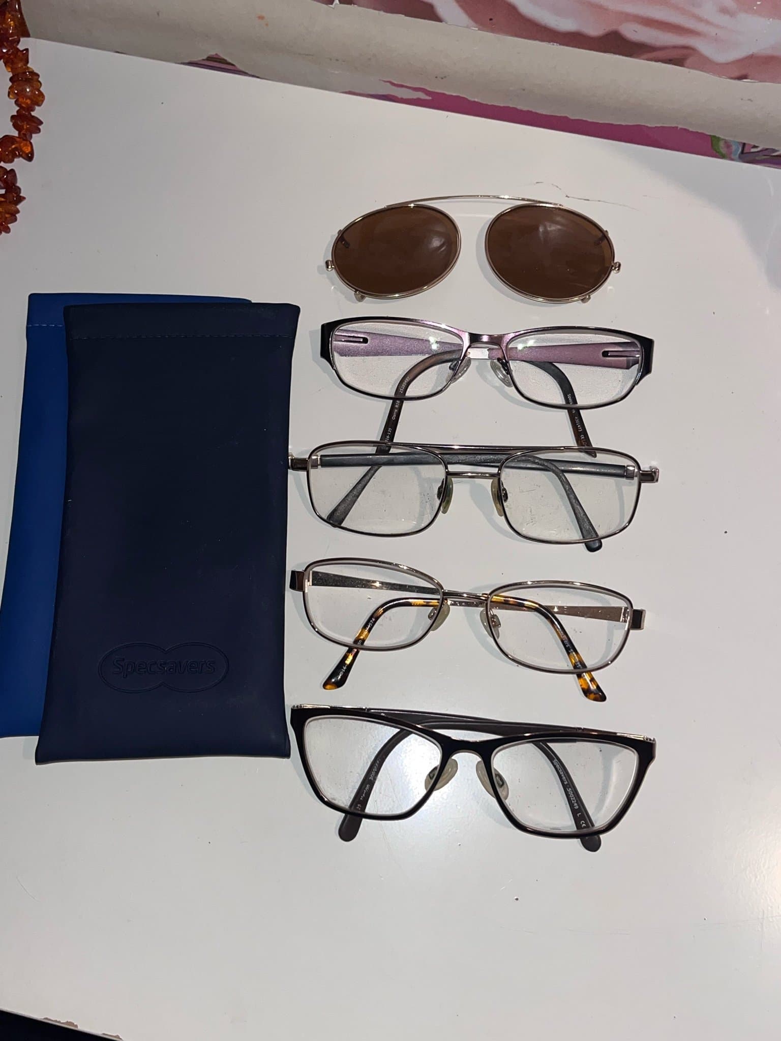 Glasögonbågar och solglasögon. Alla med olika styrkor