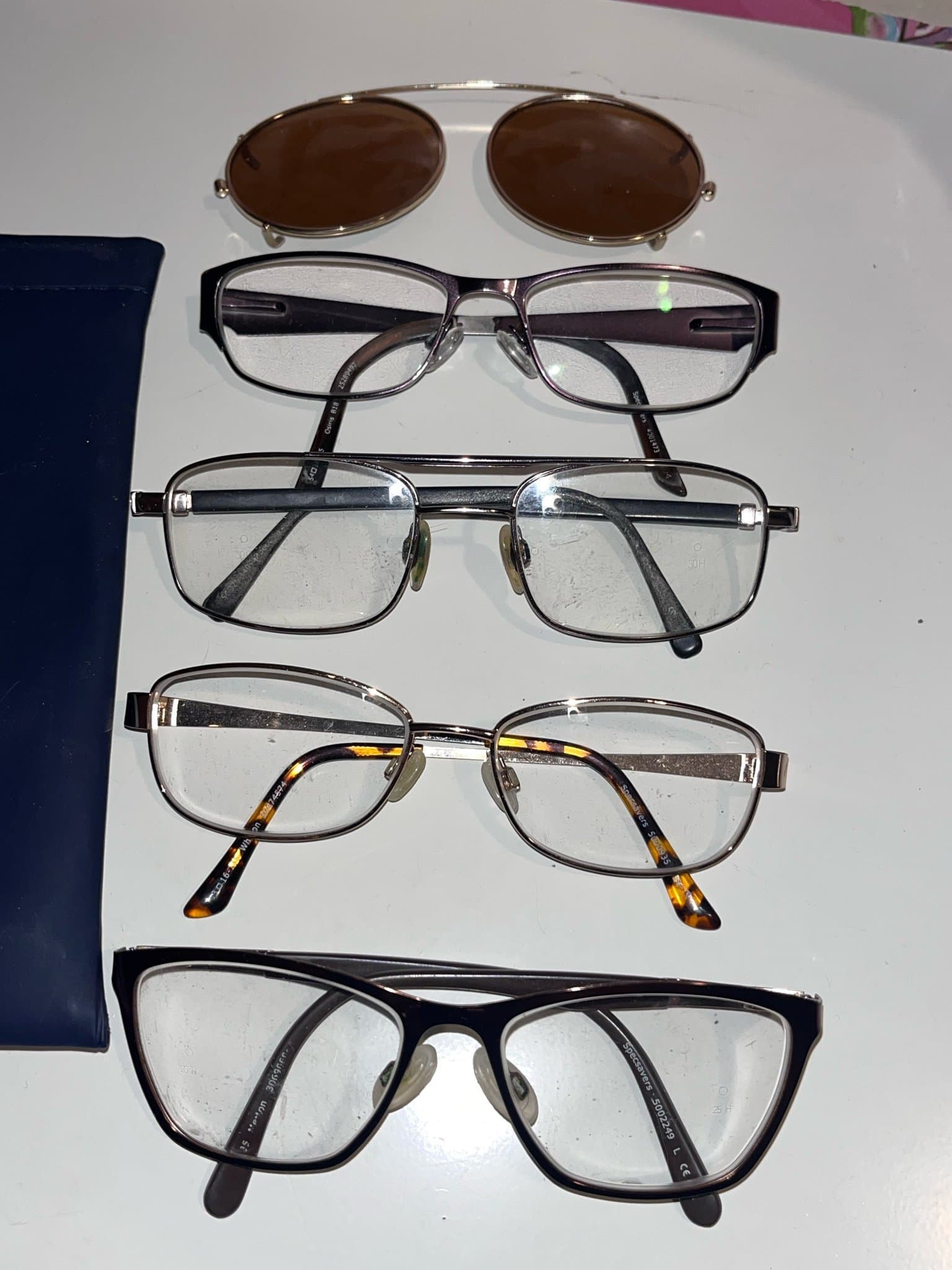 Glasögonbågar och solglasögon. Alla med olika styrkor