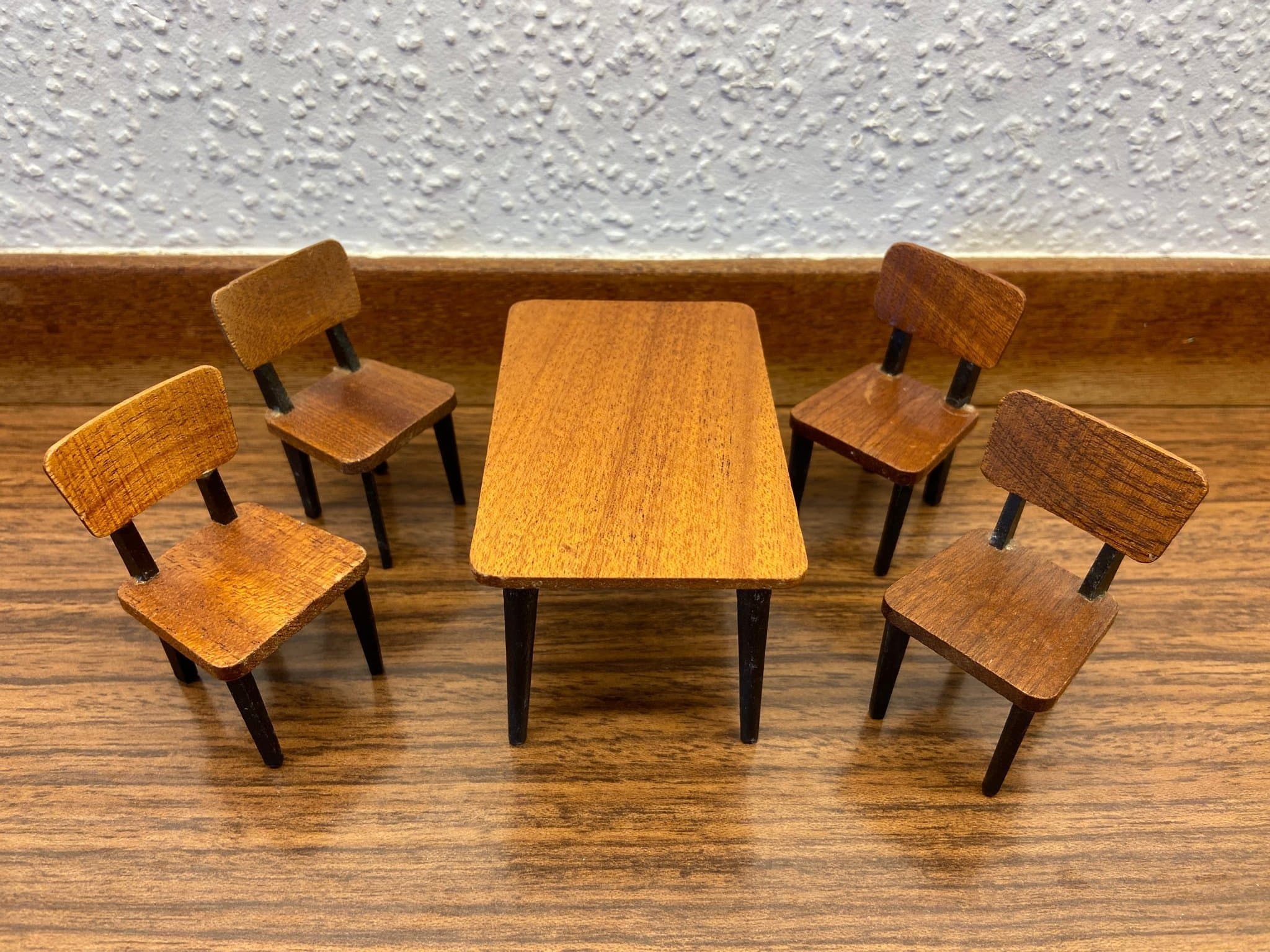 LUNDBY - Bord - Stolar - Matsalsmöbel - Dockskåp