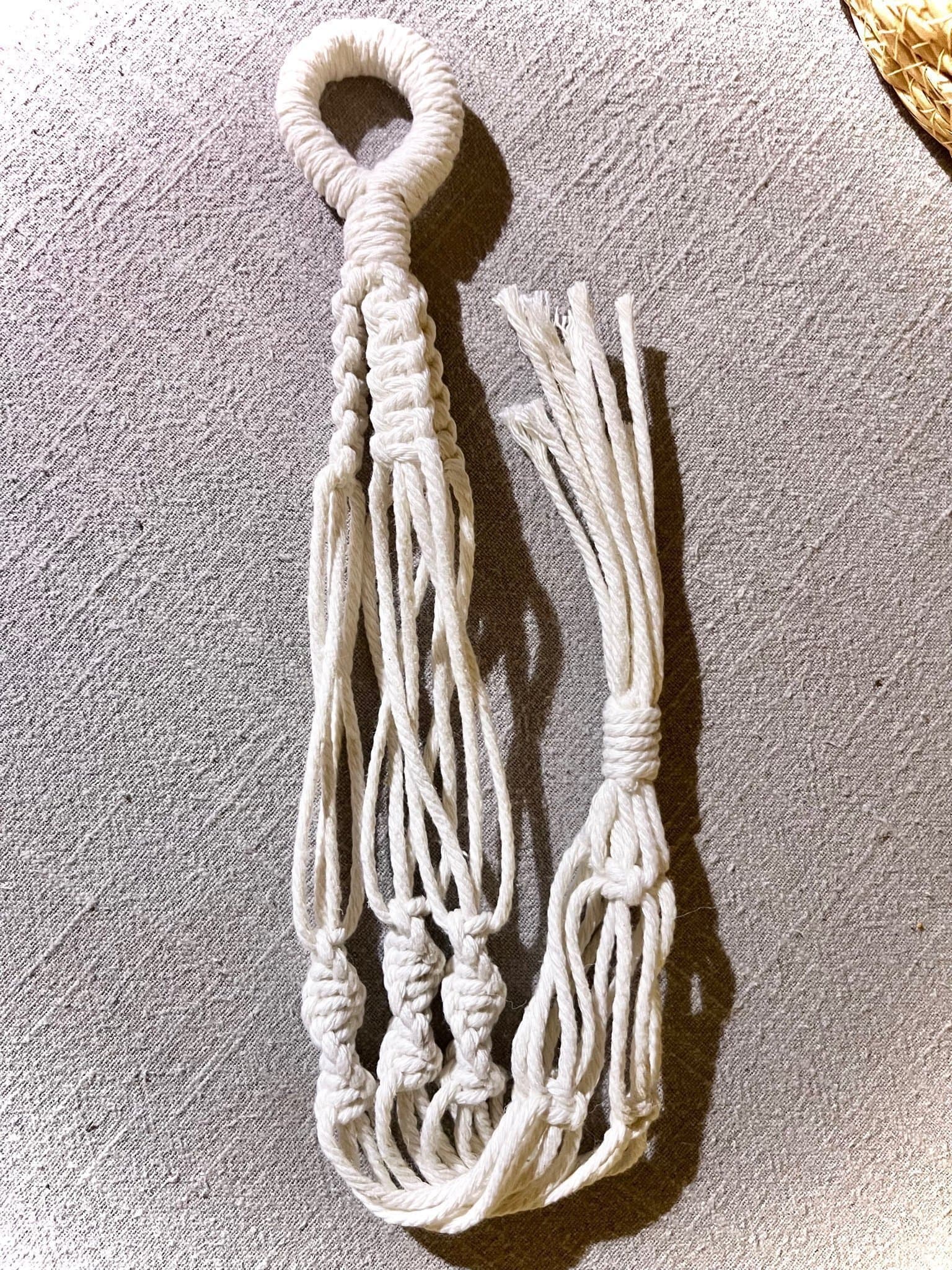 2 stycken amplar i makramé naturvit korta