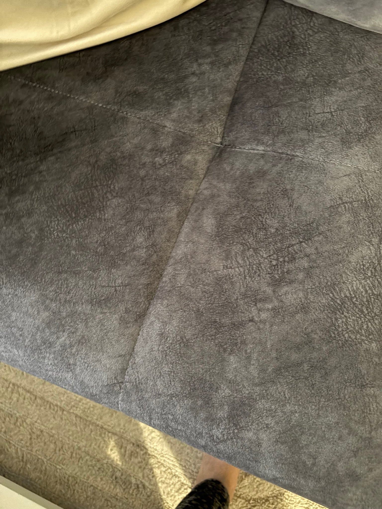 Bäddsoffa i mörkgrått tyg