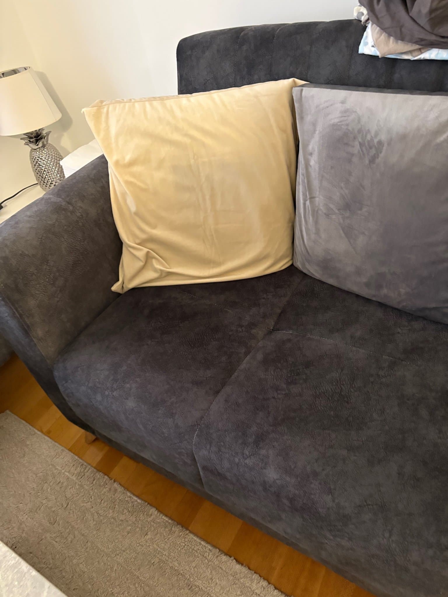 Bäddsoffa i mörkgrått tyg