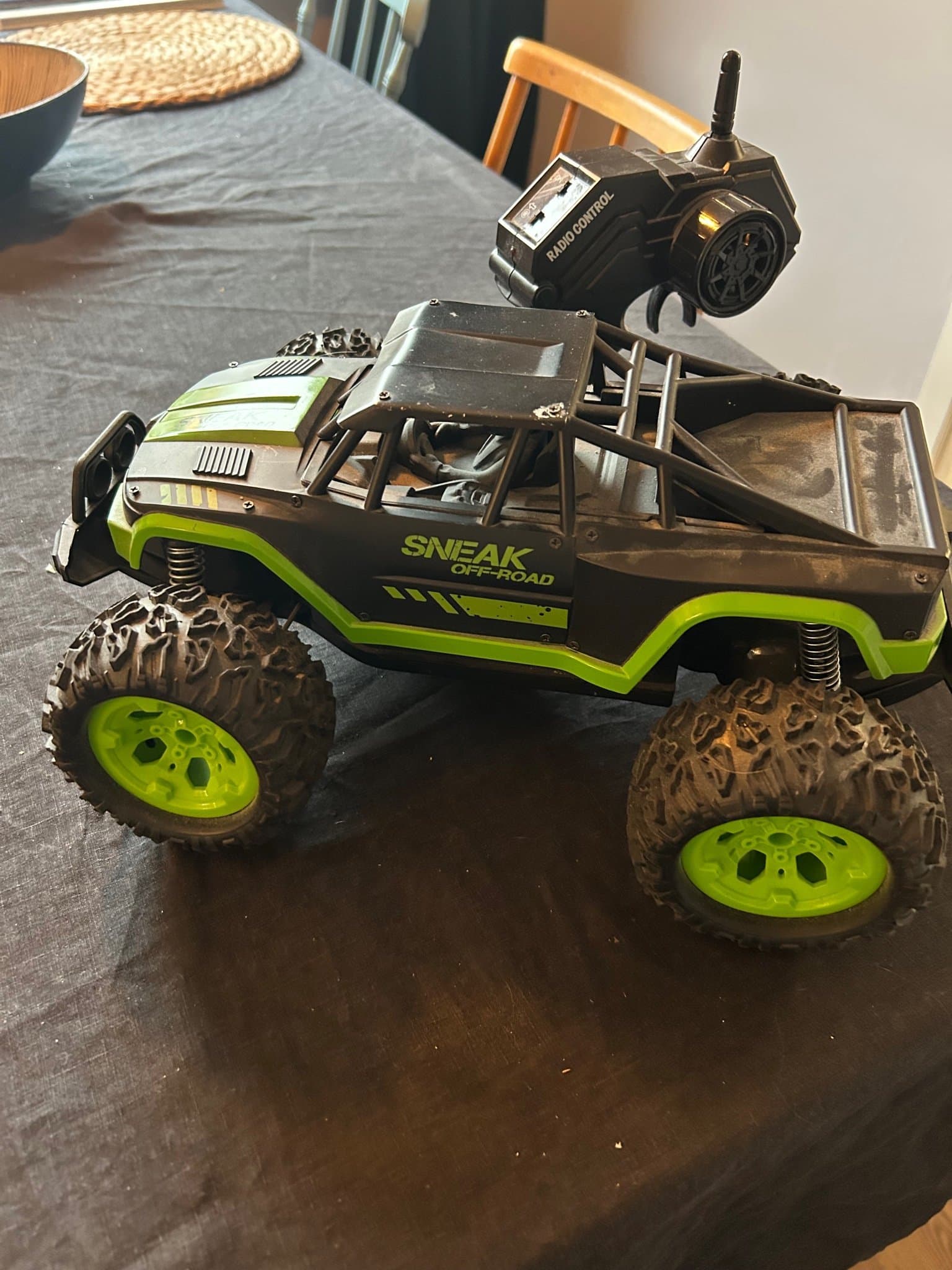 Radiostyrd bil "SNEAK OFF-ROAD" med fjärrkontroll