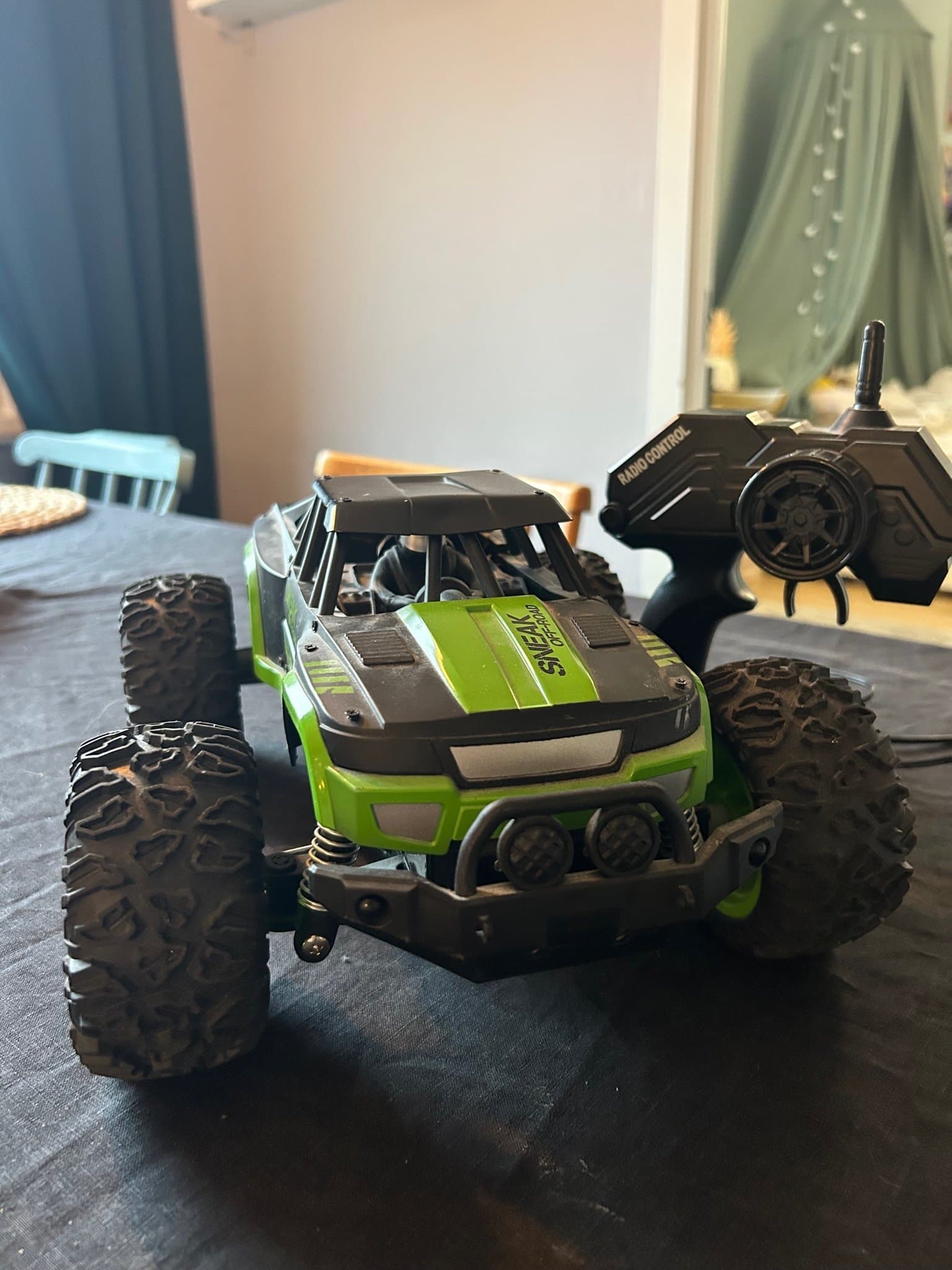 Radiostyrd bil "SNEAK OFF-ROAD" med fjärrkontroll