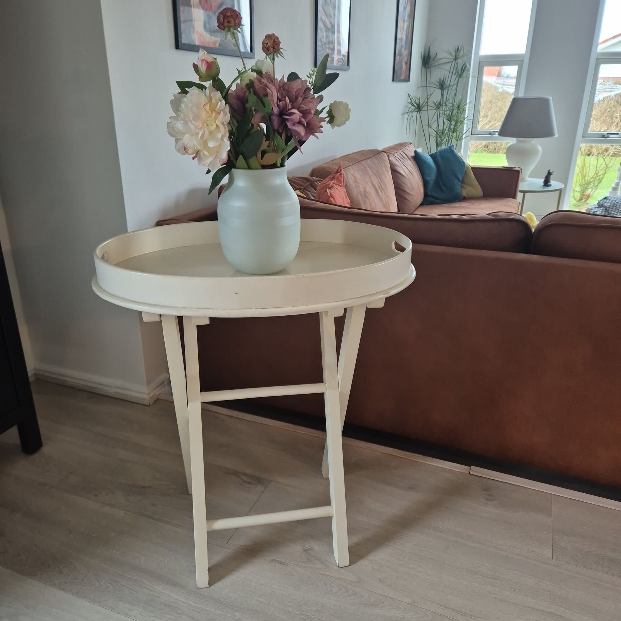 Serveringsbord med avtagbar bricka