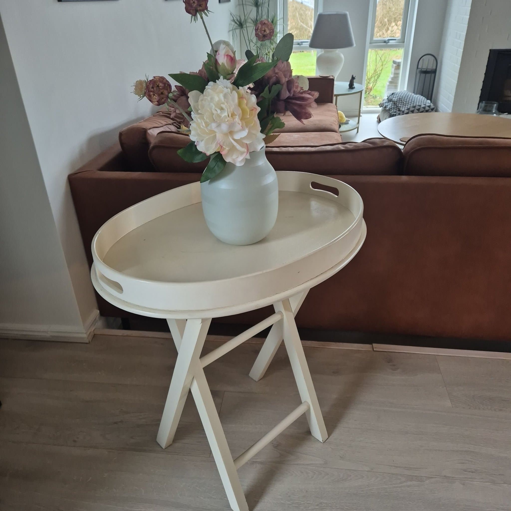 Serveringsbord med avtagbar bricka