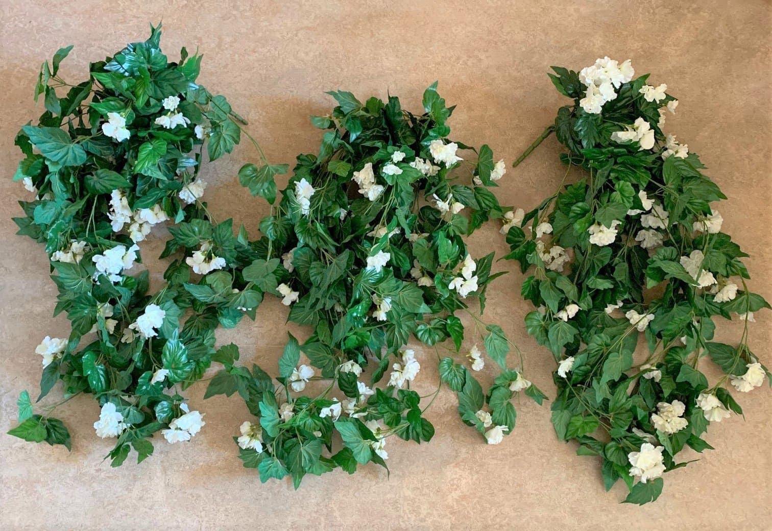 Konstgjorda växt girlnager med vita blommor.