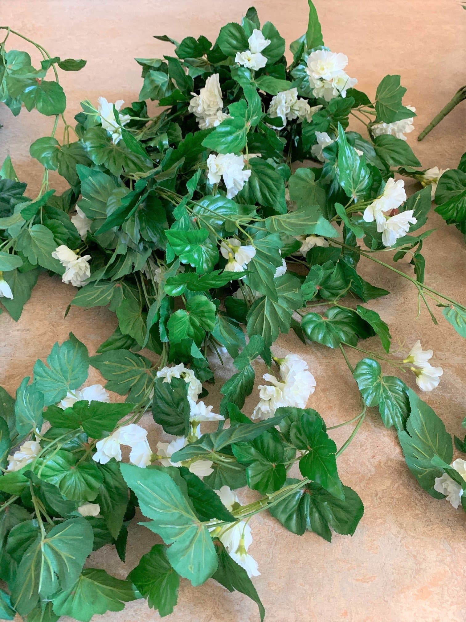 Konstgjorda växt girlnager med vita blommor.