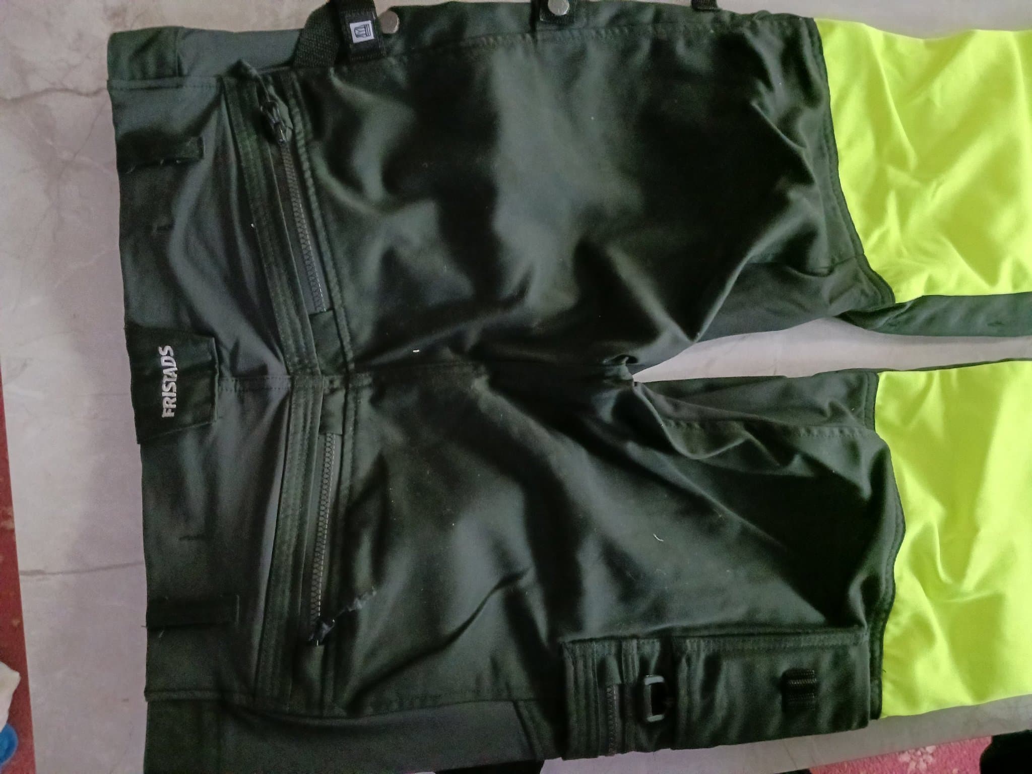 Fristads svart/gula arbetsbyxor, storlek D108