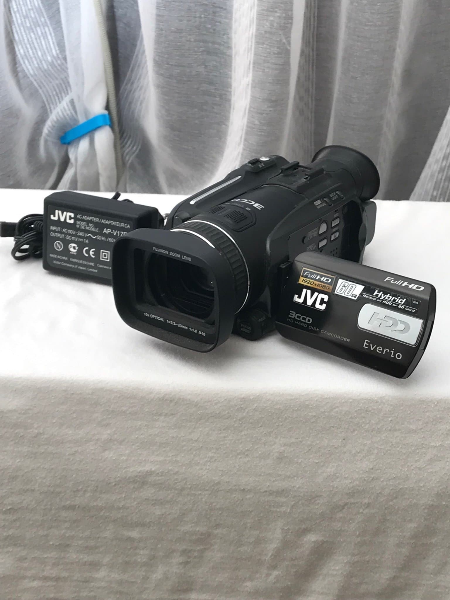 JVC Everio Digital HD-kamera 3 CCD- sensor * bra batteri * laddare* sparsamt anv