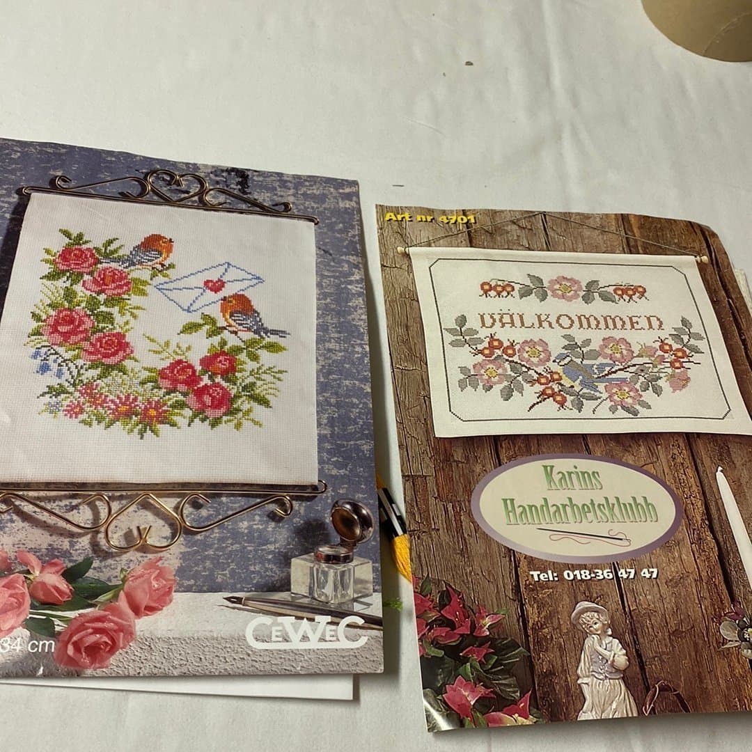 Två Broderikit: Välkommen & Fåglar med Kuvert, bonad, vepa