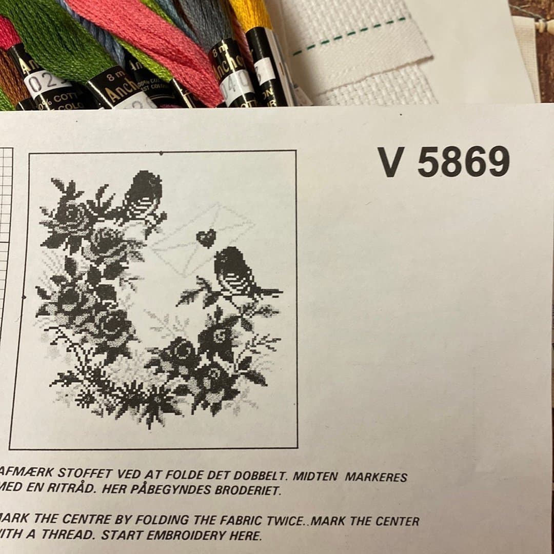 Två Broderikit: Välkommen & Fåglar med Kuvert, bonad, vepa