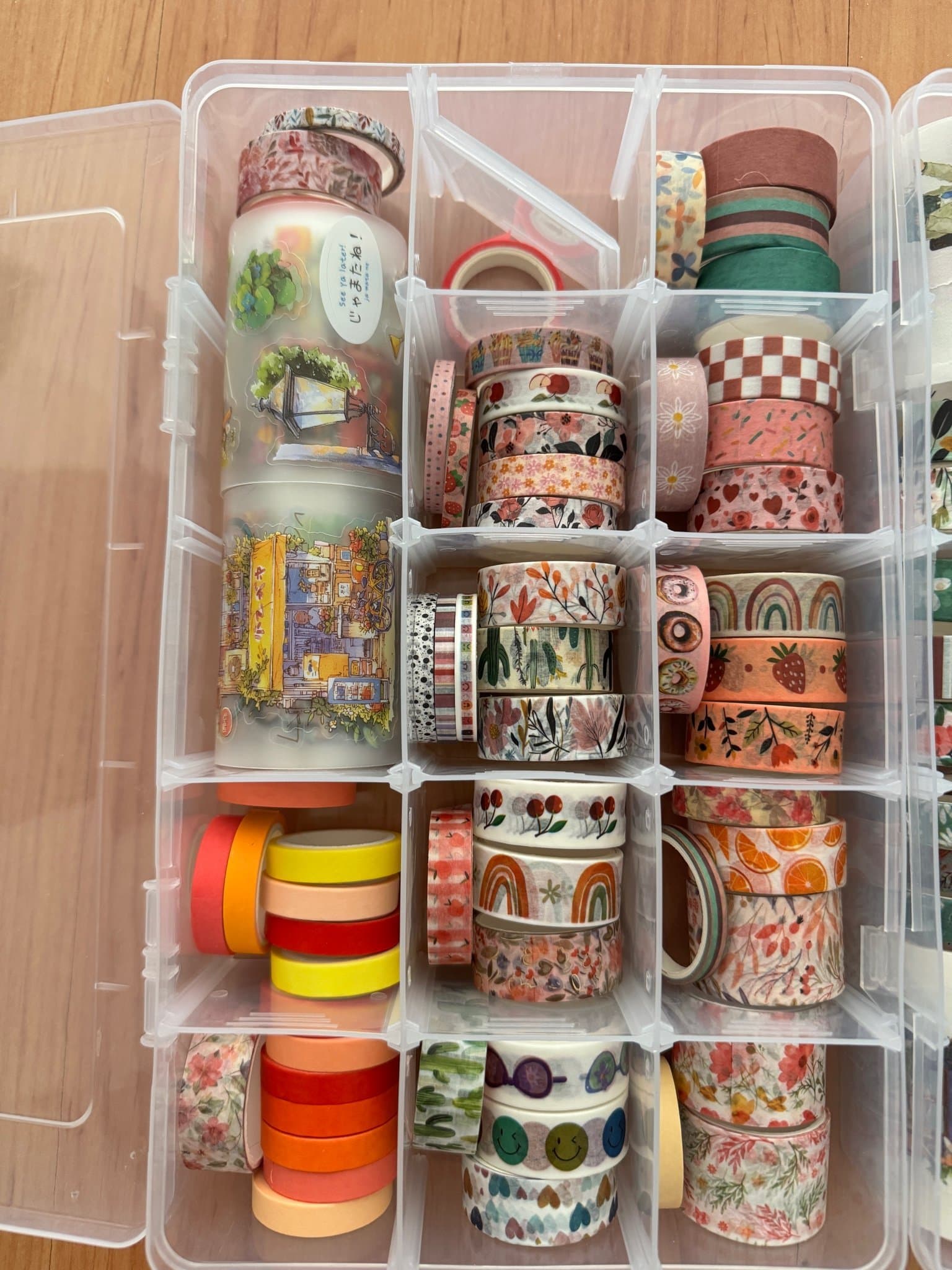 Två lådor med fack - fyllda med olika Washi tape