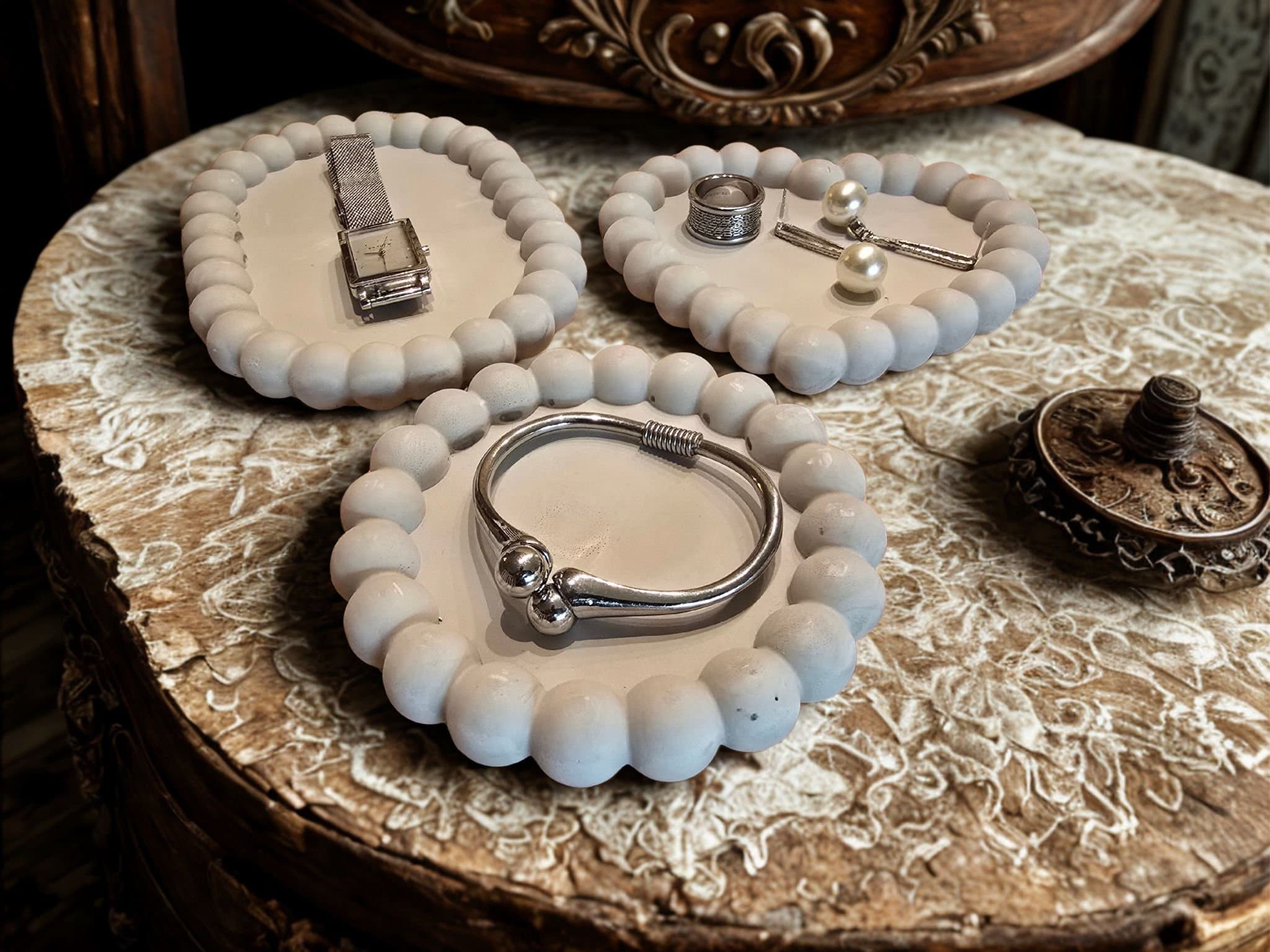 Handgjorda smyckesbrickor i keramiskt gips – set 3 st