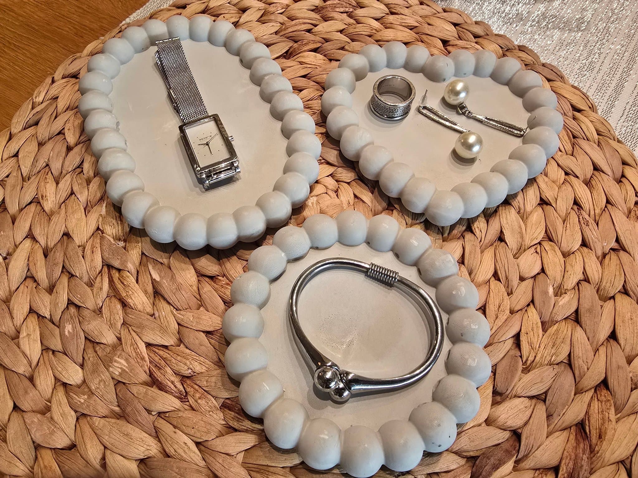 Handgjorda smyckesbrickor i keramiskt gips – set 3 st