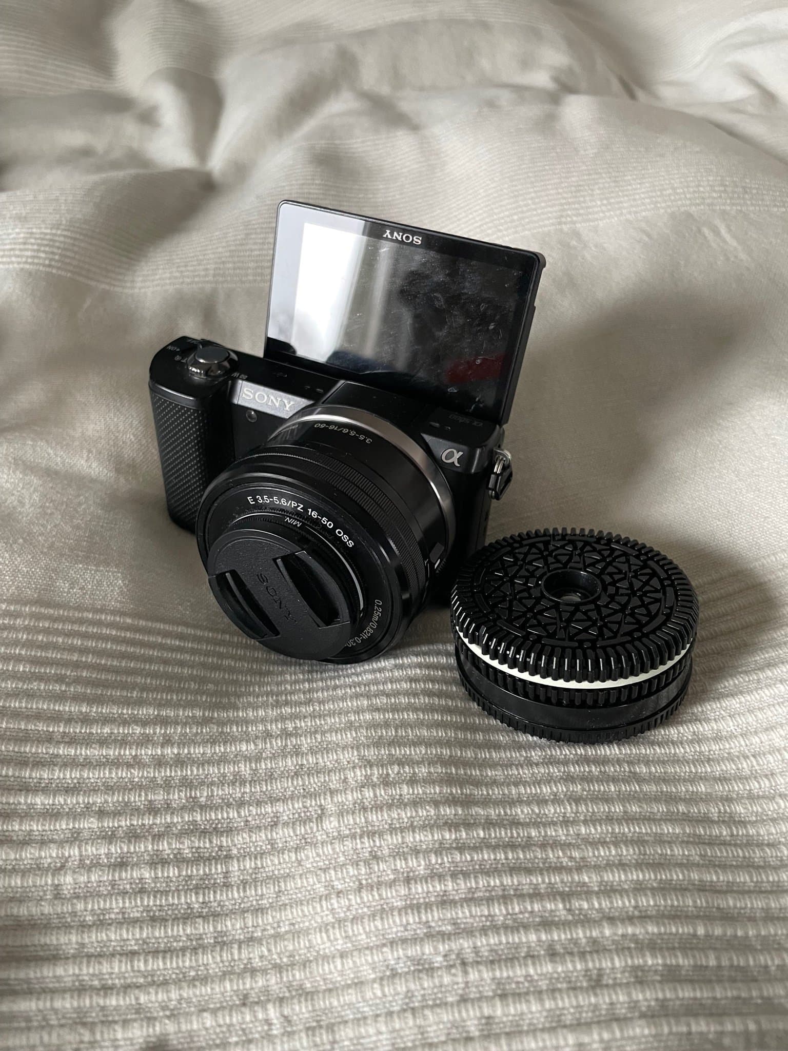 Sony Alpha 5000 systemkamera med E PZ 16-50mm OSS-objektiv