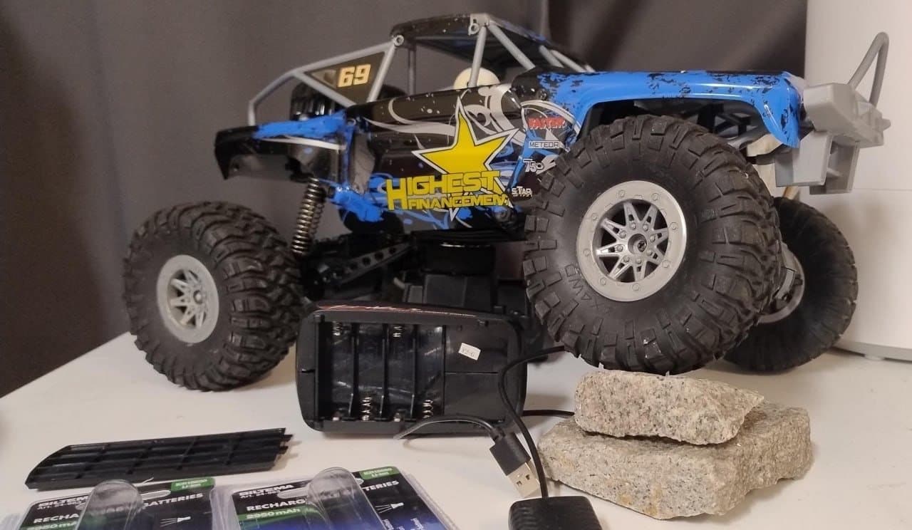 Radiostyrd bil med tillbehör