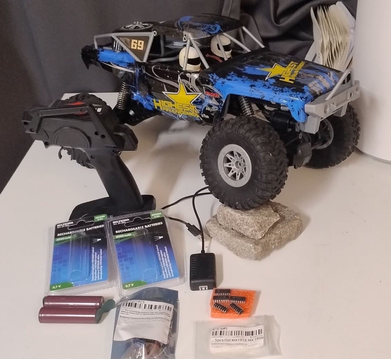 Radiostyrd bil med tillbehör