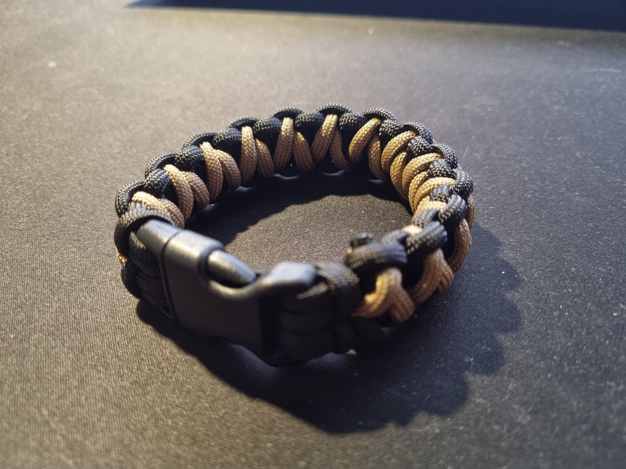 Svart, beige armband paracord