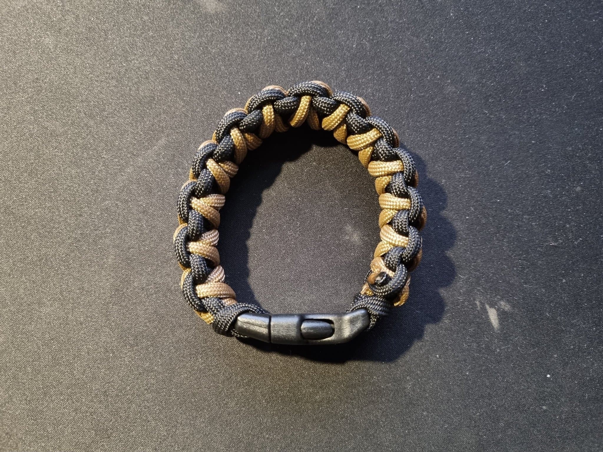 Svart, beige armband paracord