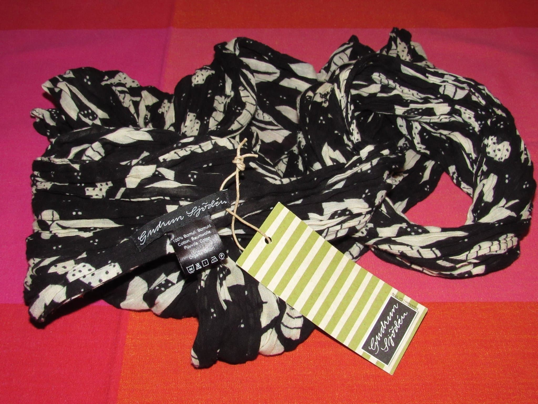 Gudrun Sjödén ca 45x220 cm sjal "Makeba" i eko bomull.