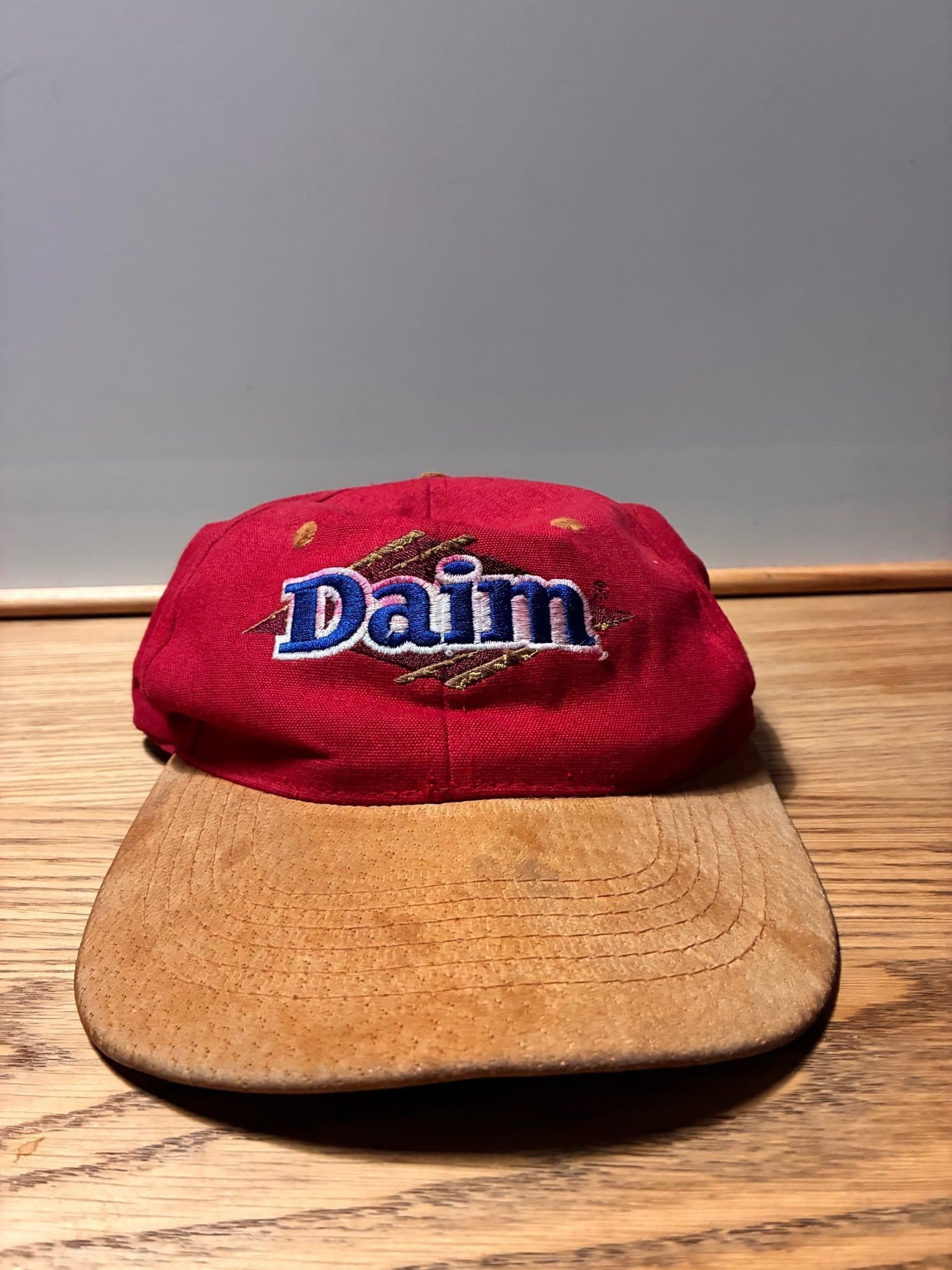 Röd Daim Keps med mockafront
