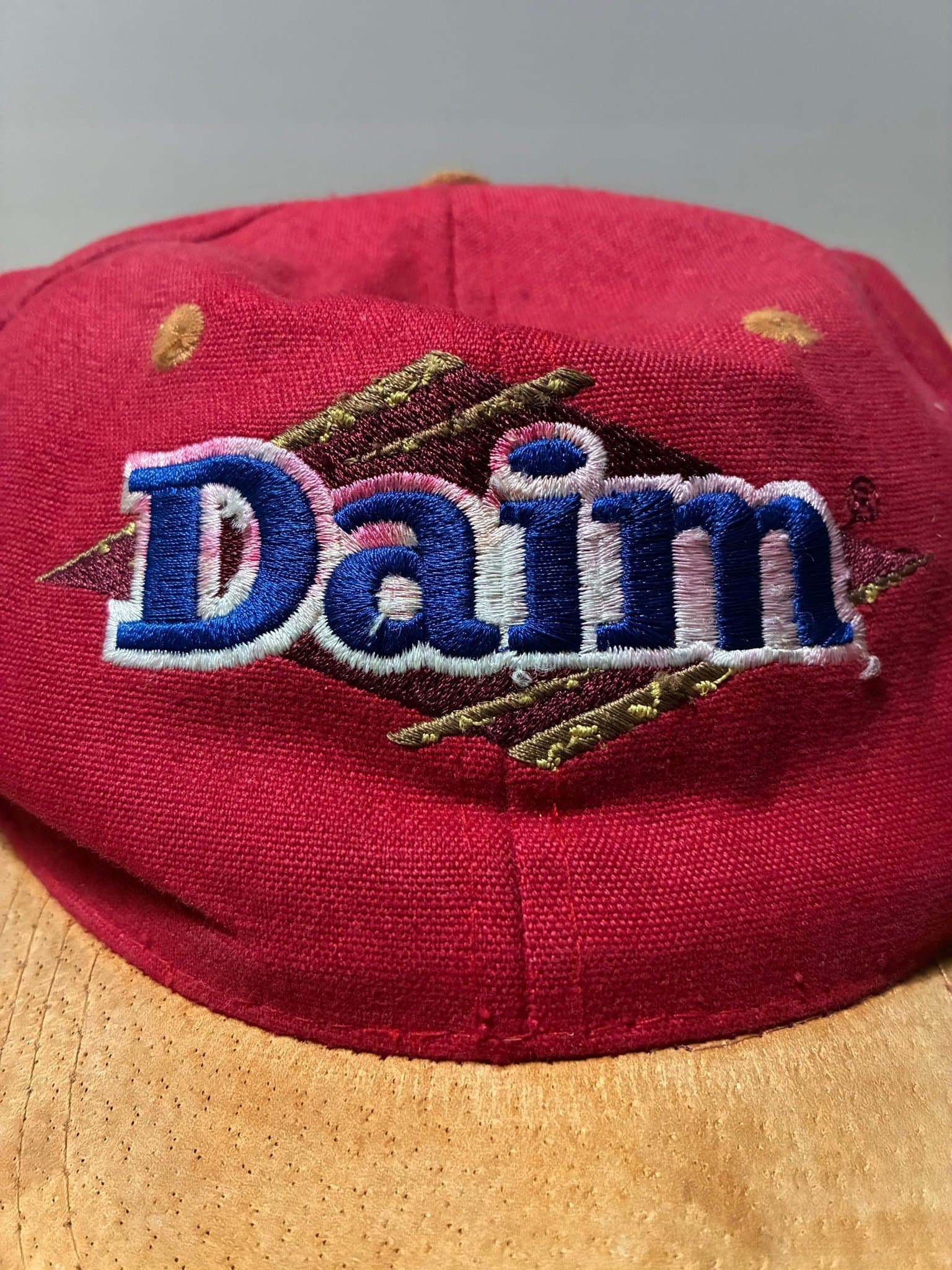 Röd Daim Keps med mockafront