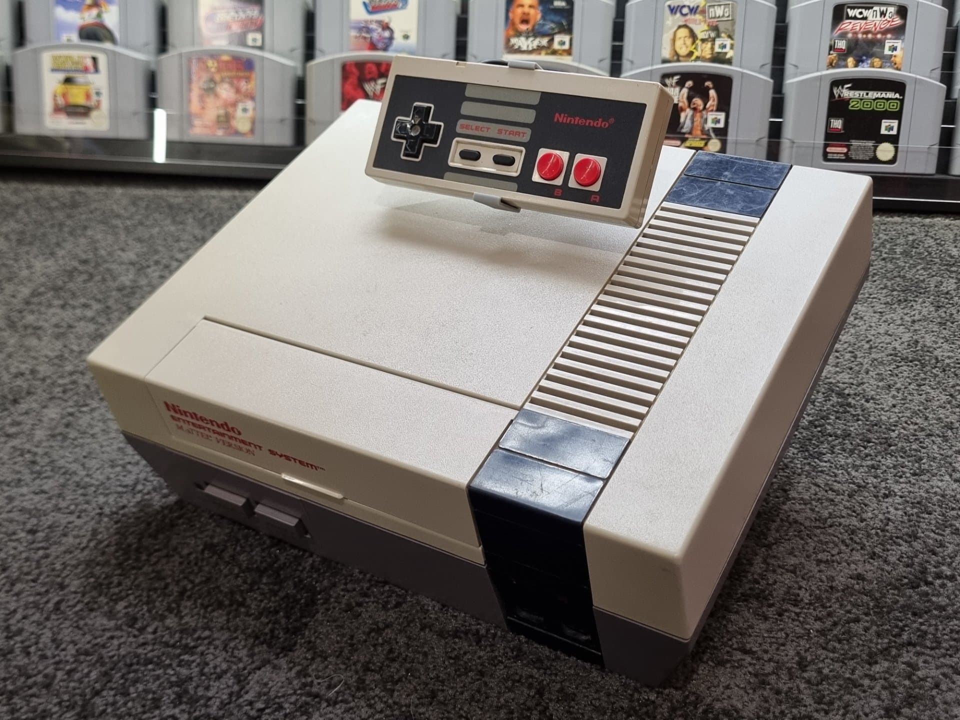 NES konsolställ + kontrollerställ med kabelhållare – display för Nintendo Nes
