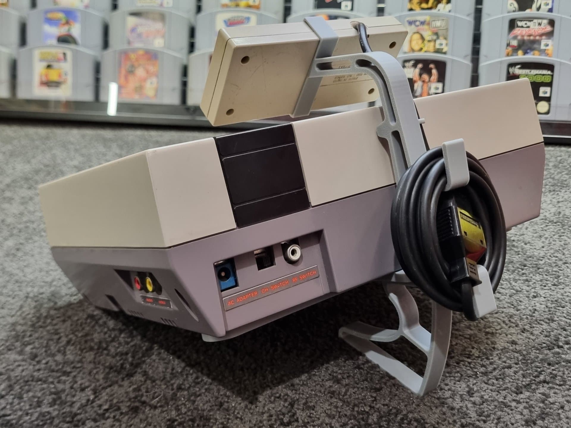 NES konsolställ + kontrollerställ med kabelhållare – display för Nintendo Nes